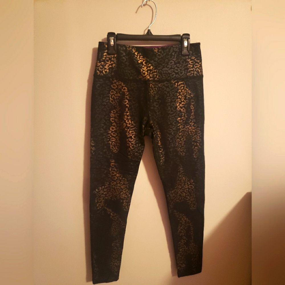 Calvin Klein Performance Leggings Black with foil print gold Shimmer. Size S.